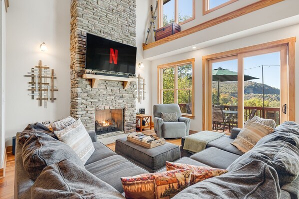 Smart TV, fireplace, video games, offices - Blue Ridge Home with Views-Hot Tub-Gameroom/Close to Skiing-Hiking-Asheville! (Mars Hill)