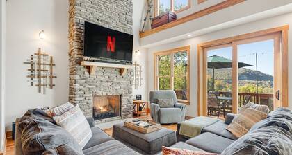 Hibernation Station – Ski Escape, Hot Tub, Gameroom & Mountain Views Near AVL