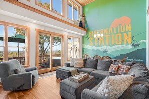 Smart TV, fireplace, video games, offices - Blue Ridge Home with Views-Hot Tub-Gameroom/Close to Skiing-Hiking-Asheville! (Mars Hill)