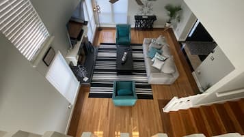 Een smart-tv, een open haard, tafelvoetbal en een tafeltennistafel