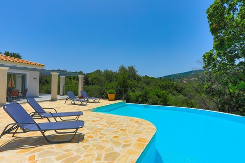 Villa Loki: Brand New, Large infinity pool, WiFi, Sea Views