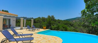 Villa Loki: Brand New, Large infinity pool, WiFi, Sea Views