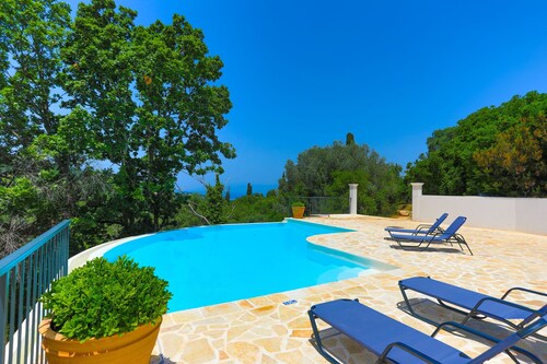 Villa Loki: Brand New, Large infinity pool, WiFi, Sea Views