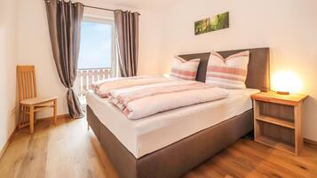 2 bedrooms, travel crib, internet