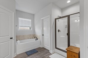 Unclassified image, 5 of 25, button - Brand New Modern Farmhouse (Shreveport)