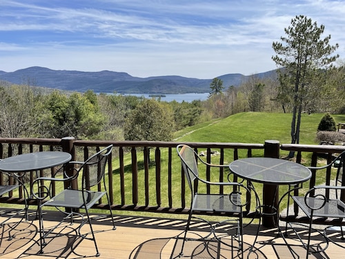 Panoramic Lakeviews, come enjoy any season. Bolton Landing-2 minutes from Town! 