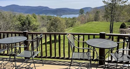 Panoramic Lakeviews, come enjoy any season. Bolton Landing-2 minutes from Town!