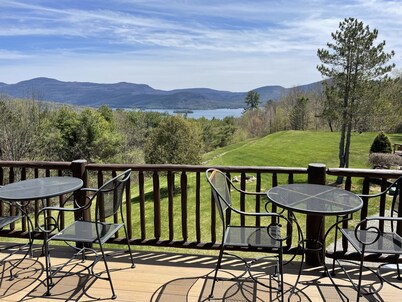 Panoramic Lakeviews, come enjoy any season. Bolton Landing-2 minutes from Town! 