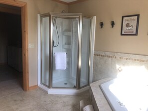 Badewanne, Whirlpool, Haartrockner, Handtücher
