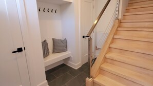 Interior - Large 2BR, new beautiful modern fully renovated apt just off Main St. Picton (Prince Edward)