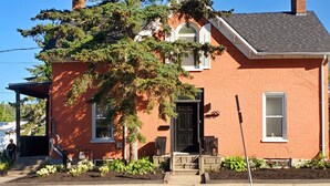 Exterior - Large 2BR, new beautiful modern fully renovated apt just off Main St. Picton (Prince Edward)