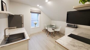 Coffee/tea maker, fridge, microwave, oven - Large 2BR, new beautiful modern fully renovated apt just off Main St. Picton (Prince Edward)