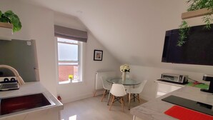 Coffee/tea maker, fridge, microwave, oven - Large 2BR, new beautiful modern fully renovated apt just off Main St. Picton (Prince Edward)