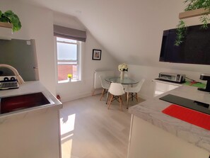 Kjøleskap, mikrobølgeovn, ovn og oppvaskmaskin