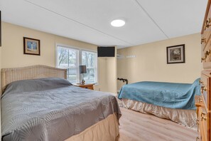 6 bedrooms, iron/ironing board, free WiFi, bed sheets