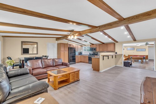 Secluded Home "Behind The Vines". SLEEPS 22 on over an acre!