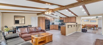 Secluded Home "Behind The Vines". SLEEPS 22 on over an acre!