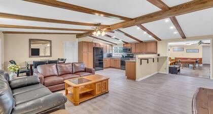 Secluded Home "Behind The Vines". SLEEPS 22 on over an acre!