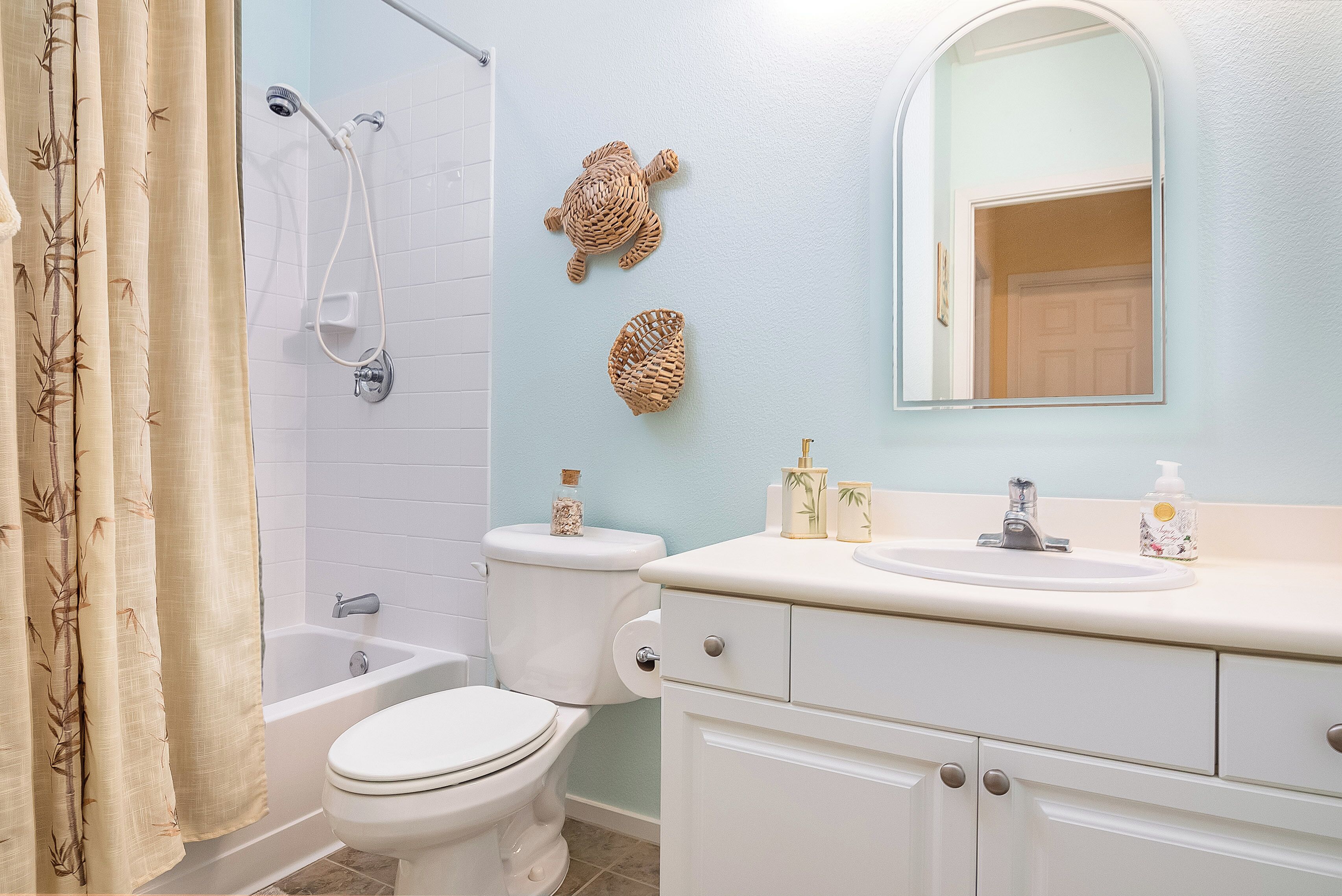 Un baño con bañera, inodoro y lavamanos.