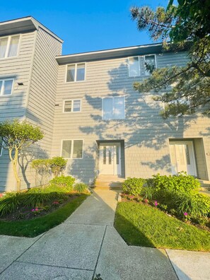 Exterior - Stunning beach block 4BD/3.5BA North End home. 2Car Garage & 30sec walk to sand! (Ocean City)