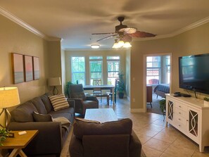 Smart TV, reproductor de DVD, monitor de computadora y impresora 