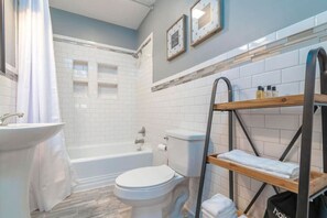 Bañera, secador de pelo, toallas
