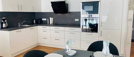 Kjøleskap, mikrobølgeovn, ovn og kokeplater