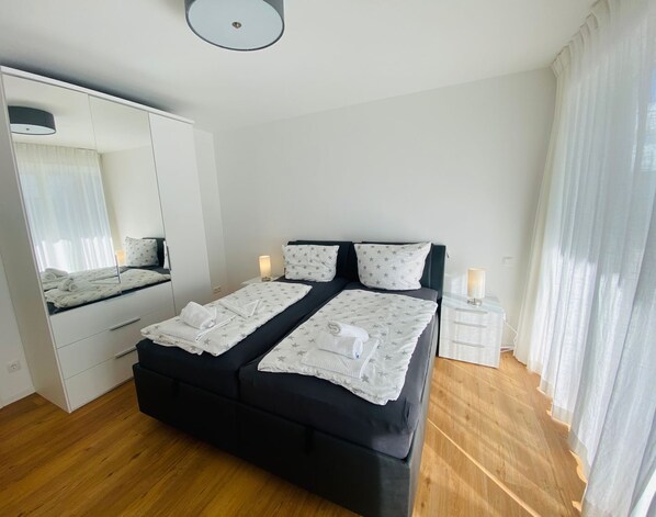 2 bedrooms, iron/ironing board, WiFi