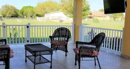 Farm Style Within the City / El Rancho