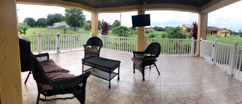 Farm Style Within the City / El Rancho