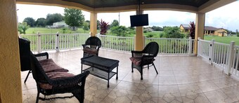 Farm Style Within the City / El Rancho