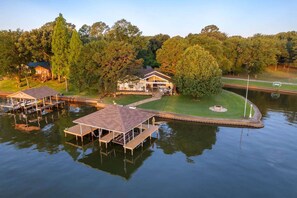 Exterior - Private Waterfront Cove | Game Room | Dock | Pet Friendly | Fire Pit | Kayaks | Family Time (Mabank)