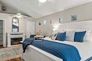 3 bedrooms, iron/ironing board, free WiFi, bed sheets - Private Waterfront Cove | Game Room | Dock | Pet Friendly | Fire Pit | Kayaks | Family Time (Mabank)