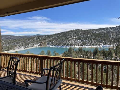 Wonderful retreat lake house, close to great hiking trails