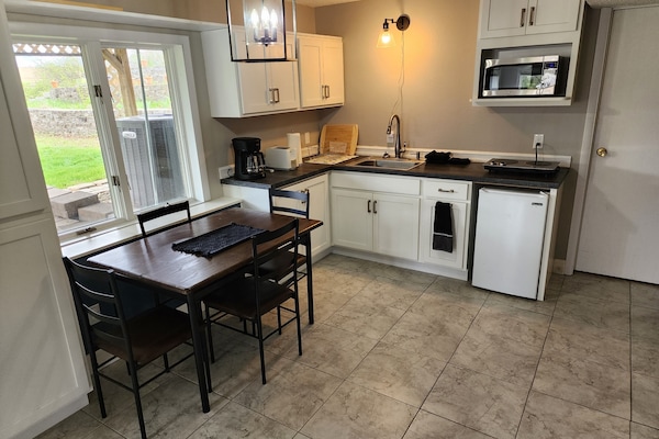 Een koelkast, een magnetron, een koffiezetapparaat/waterkoker