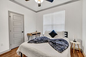 3 bedrooms, desk, iron/ironing board, travel cot - STAY TYLER @ Vine- near shops- Fast Wifi (Tyler)