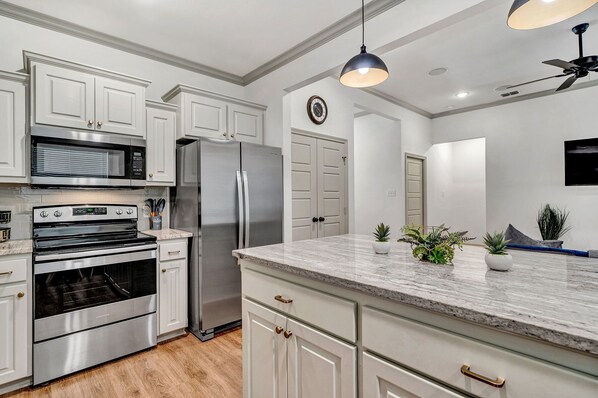 Jääkaappi, mikroaaltouuni, uuni, liesi