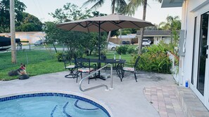 Outdoor dining - Family room (Hollywood)