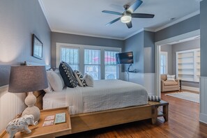 2 camere, una scrivania, ferro/asse da stiro, culla da viaggio