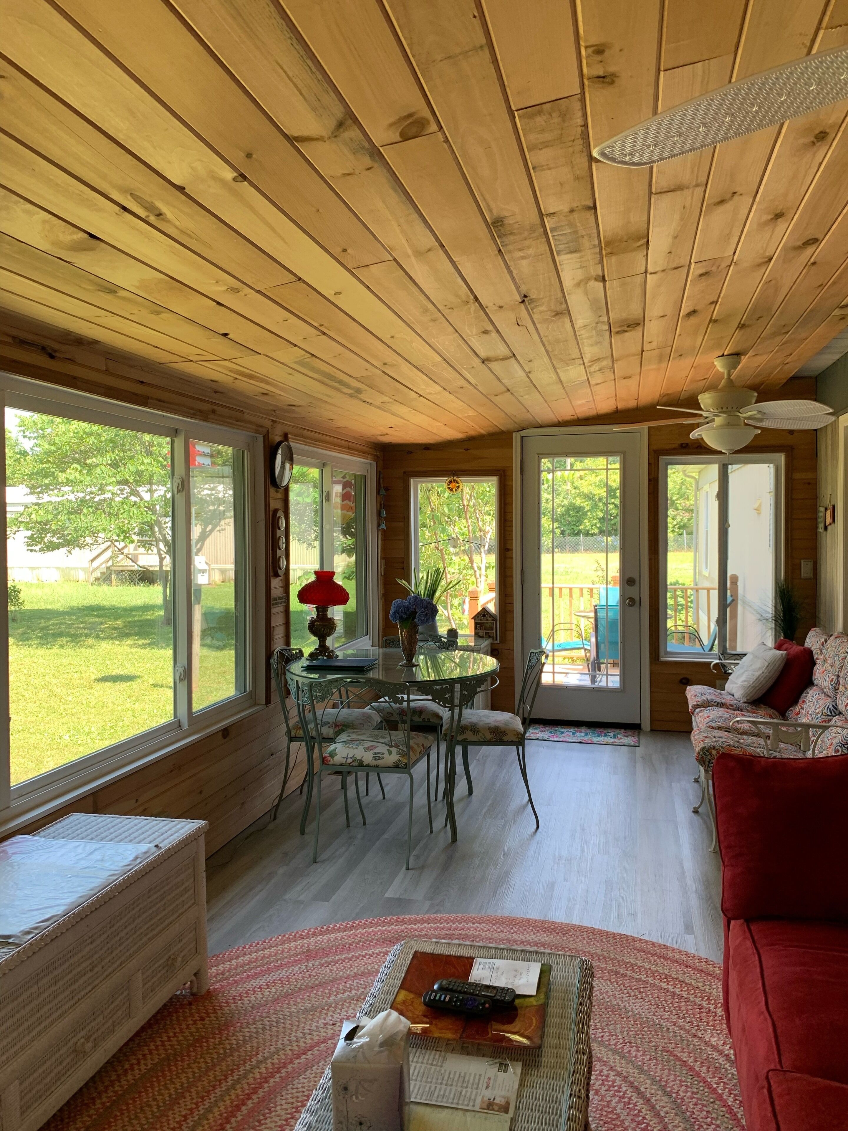 Smart-tv, bøger, musikbibliotek, stereoanlæg