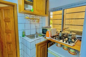 Geladeira, micro-ondas, cafeteira/chaleira, freezer