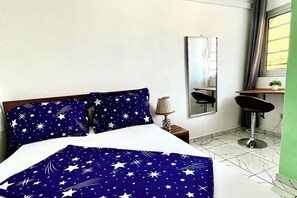 1 bedroom, iron/ironing board, WiFi, bed sheets - 1 Bed Studio Sleeps 2 - Secure Parking, Central (Douala)