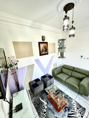 TV - 1 Bed Studio Sleeps 2 - Secure Parking, Central (Douala)