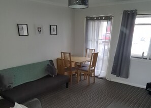 TV - Beautiful 2-Bed Apartment in Campbeltown (Campbeltown)