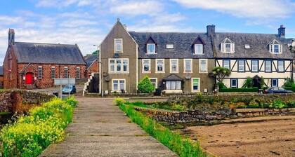 Inviting 1-Bed Apartment in Campbeltown Loch views