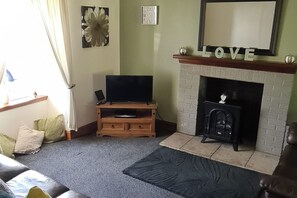 Televisie, een open haard en een stereo