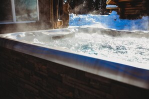 Outdoor spa tub - This memorable stay is anything but ordinary (Fairbanks)