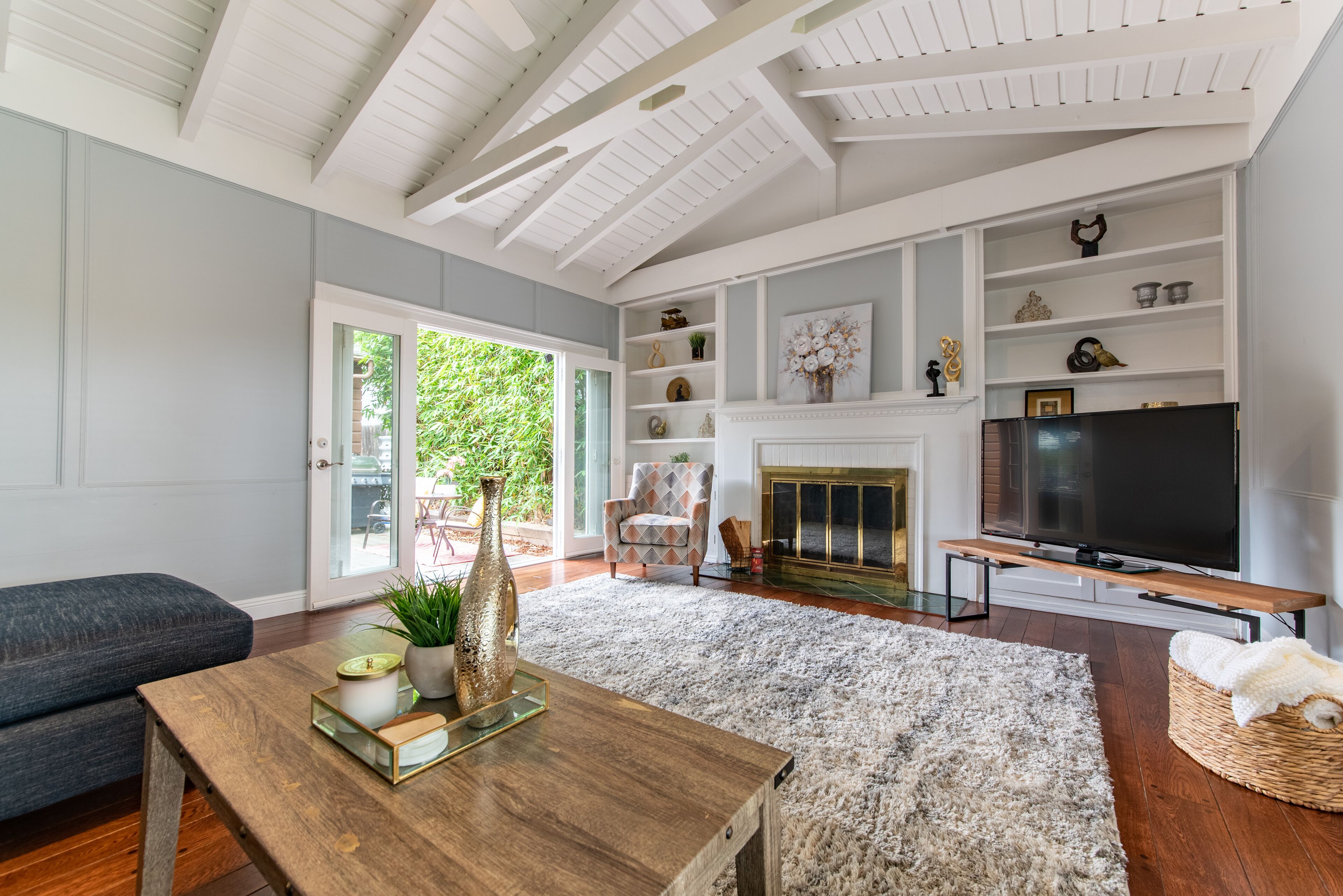 Extended stay Family home - sun room, private deck, chefs kitchen 5 min to beach