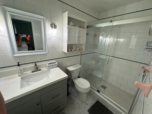 Regadera, toallas, jabón, papel de baño 