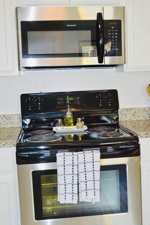 Een koelkast, een microgolfoven, een oven, een kookplaat